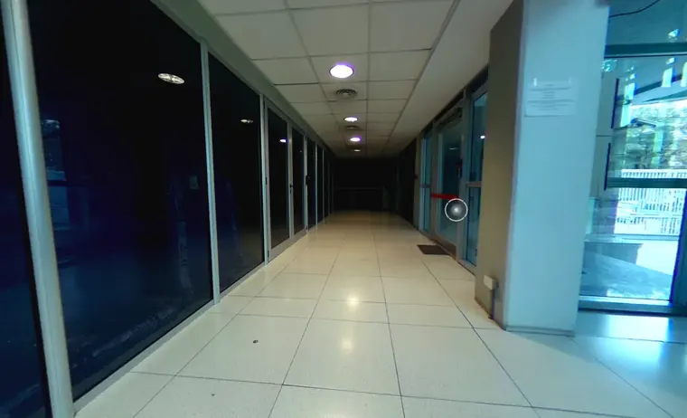 Pasillo principal del edificio, con oficinas técnicas acristaladas a ambos lados