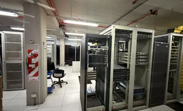 Fila de racks cerrados dentro de una sala de datos climatizada
